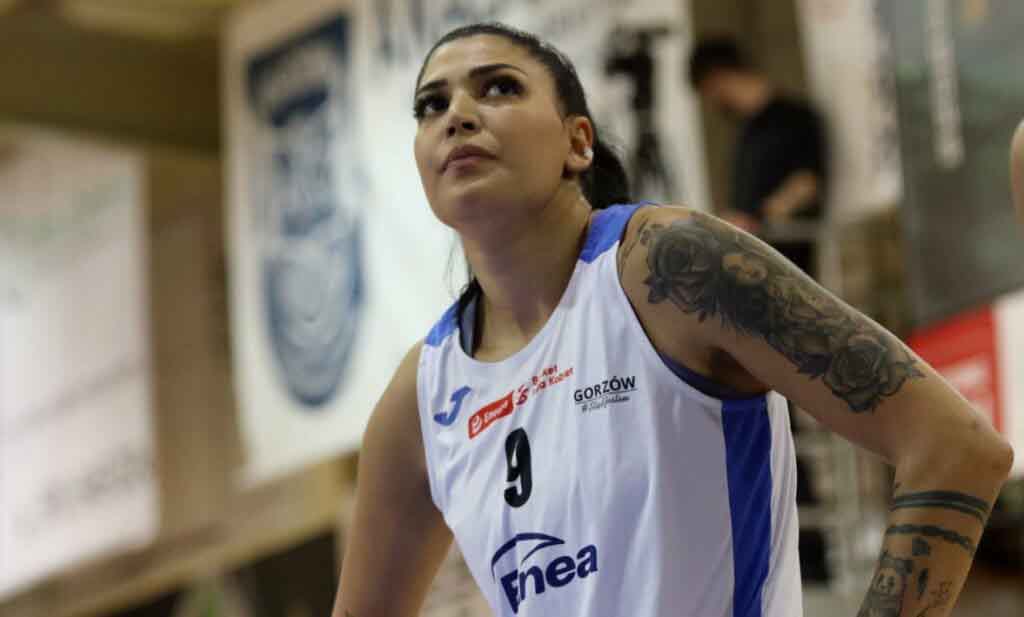 Kobieta w sportowej koszulce, z tatuażem na ramieniu