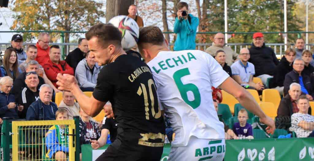Piłkarze szykują się do sparingów. Lechia zagra z Cariną, a Stilon z Wartą Dwaj mężczyźni w sportowych strojach próbują odbić piłkę głową