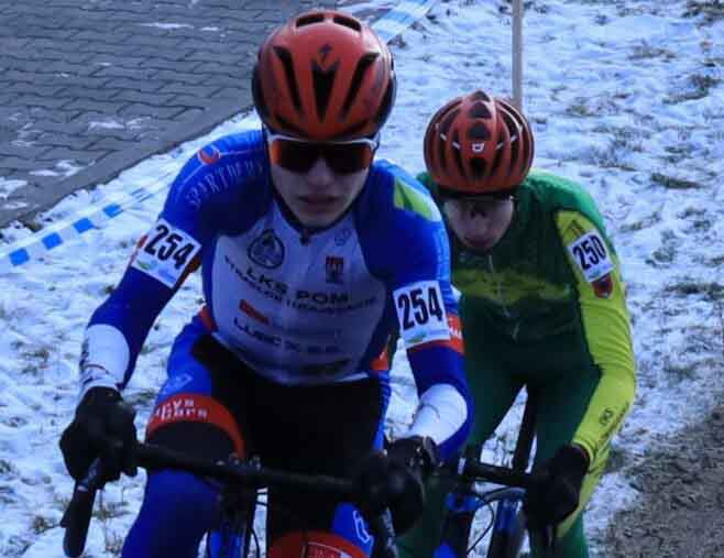 Dwaj chłopcy w kaskach na rowerach