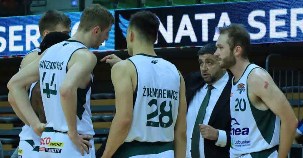 Fatalny mecz Zastalu Zielona Góra. Trener Oliver Vidin przeprasza kibiców Sześciu mężczyzn - pięciu w sportowych strojach, jeden w garniturze