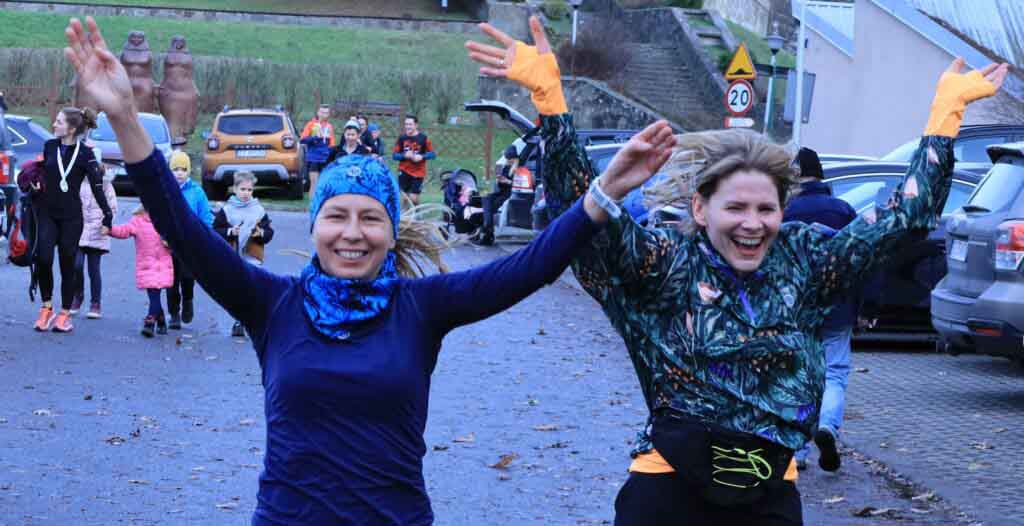 Dwie uśmiechnięte kobiety w sportowych strojach