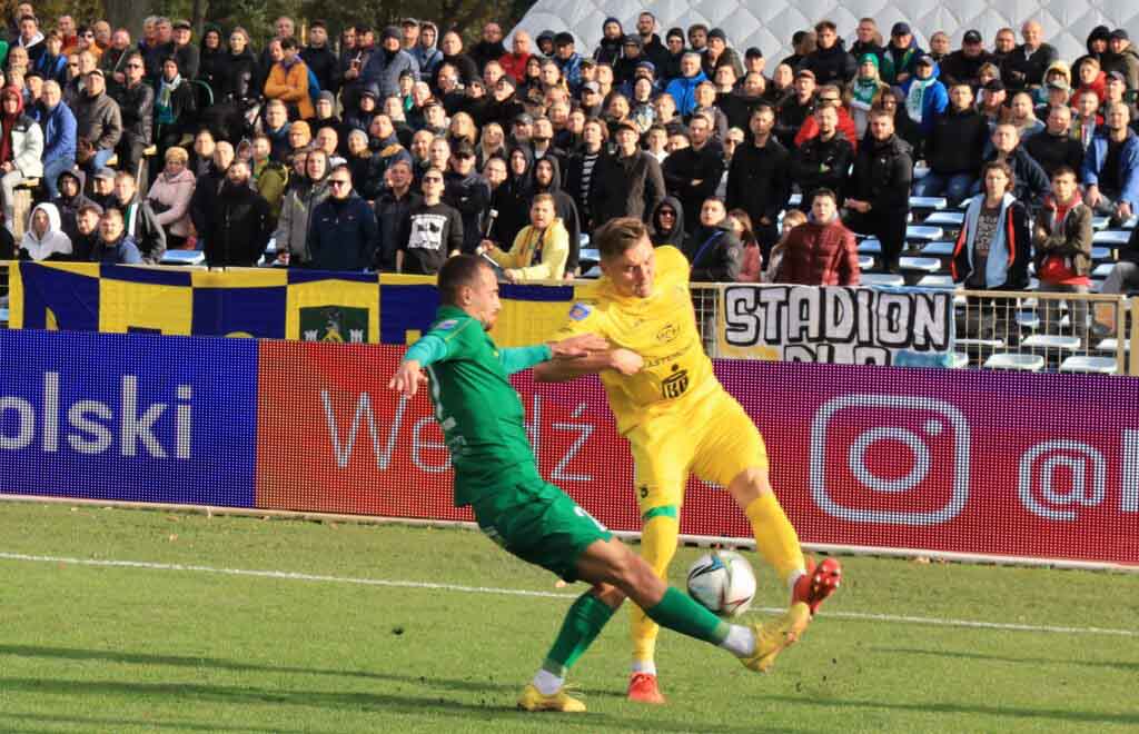 Dwaj mężczyźni na boisku