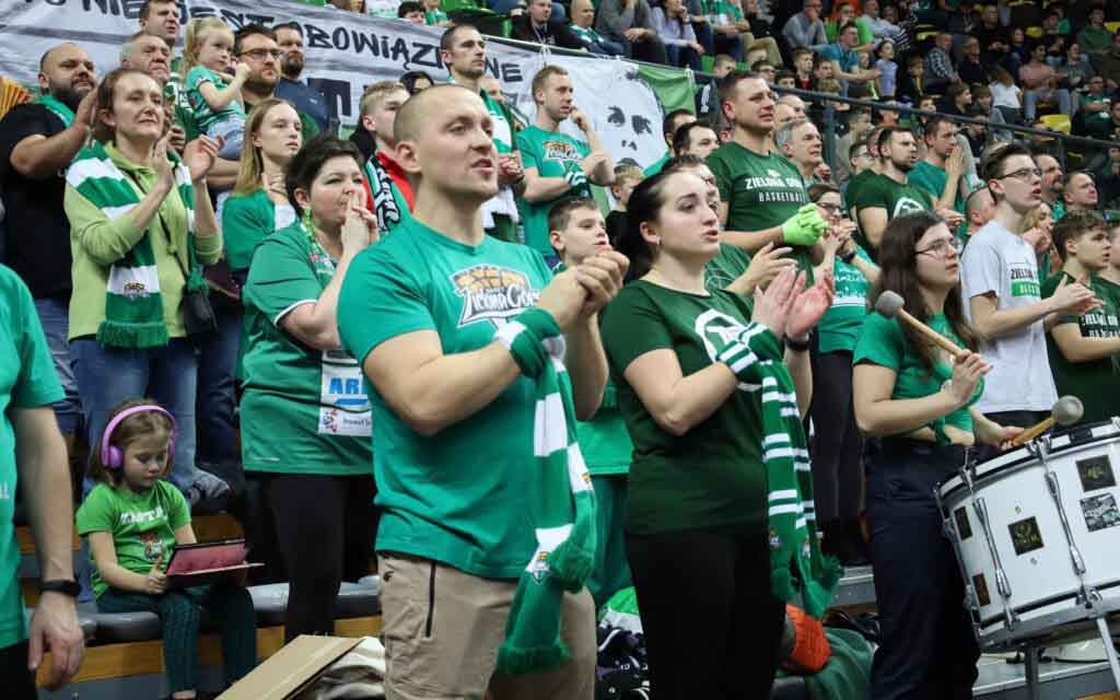 Grupa klaszczących osób