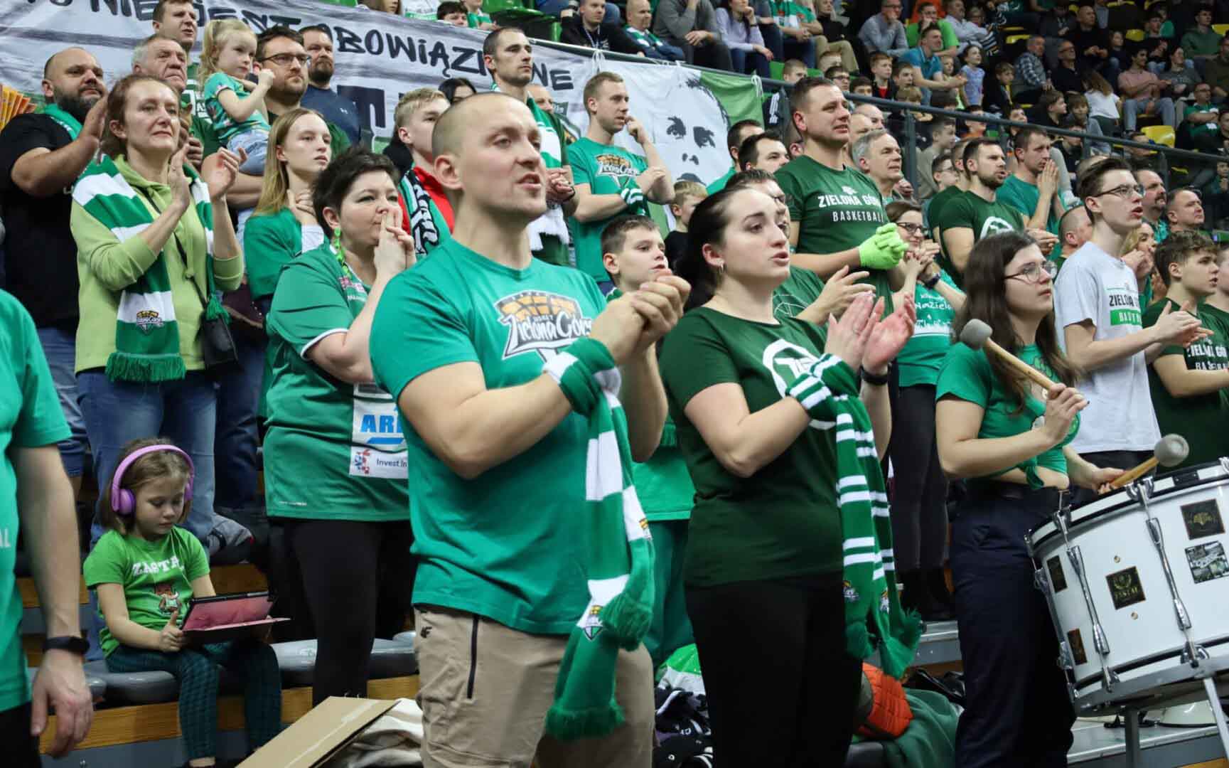 Grupa klaszczących osób  Stelmet dołącza do Zastalu Jako sponsor tytularny