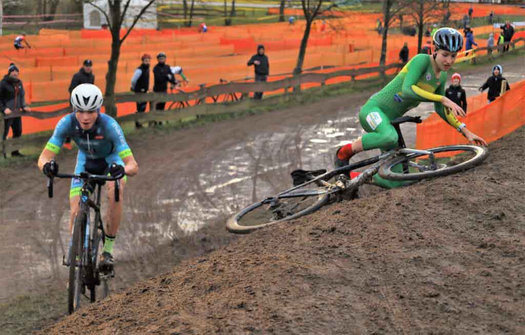 Dwaj chłopcy na rowerach, jeden się przewrócił