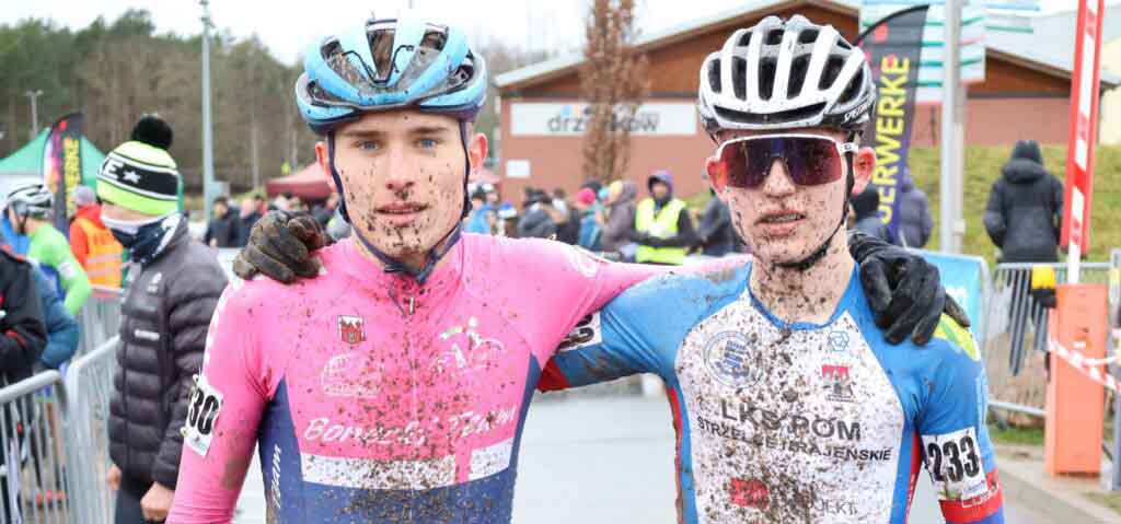 Ekstremalne kolarstwo przełajowe w Drzonkowie. Tylko medali zabrakło (DUUUŻO ZDJĘĆ) Dwaj chłopcy w kolarskich kaskach