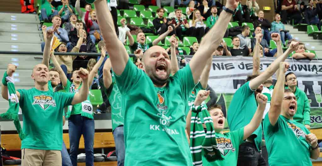 Kibice wiwatujący na trybunach