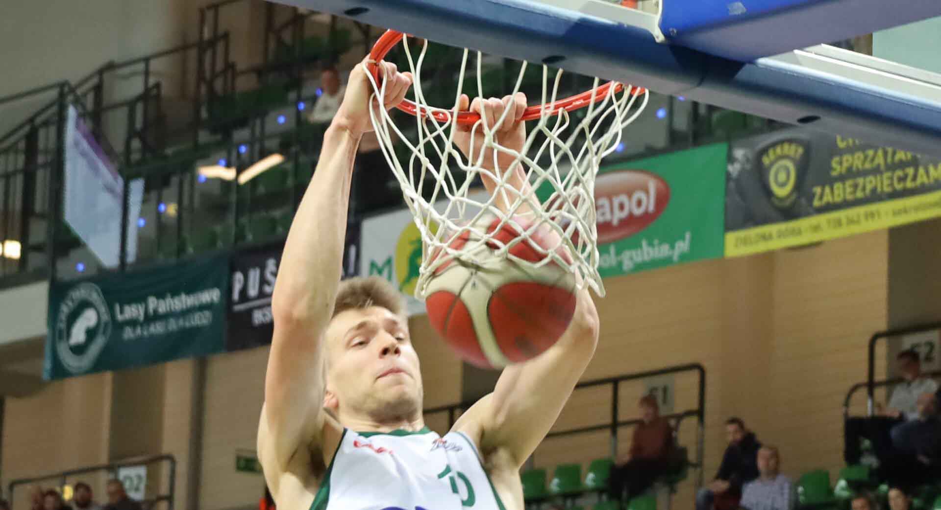 IMG_1857 Koszykarz wkładający piłkę do kosza Akcja 3+1 w końcówce i Zastal przegrywa z Kingiem ZDJĘCIA