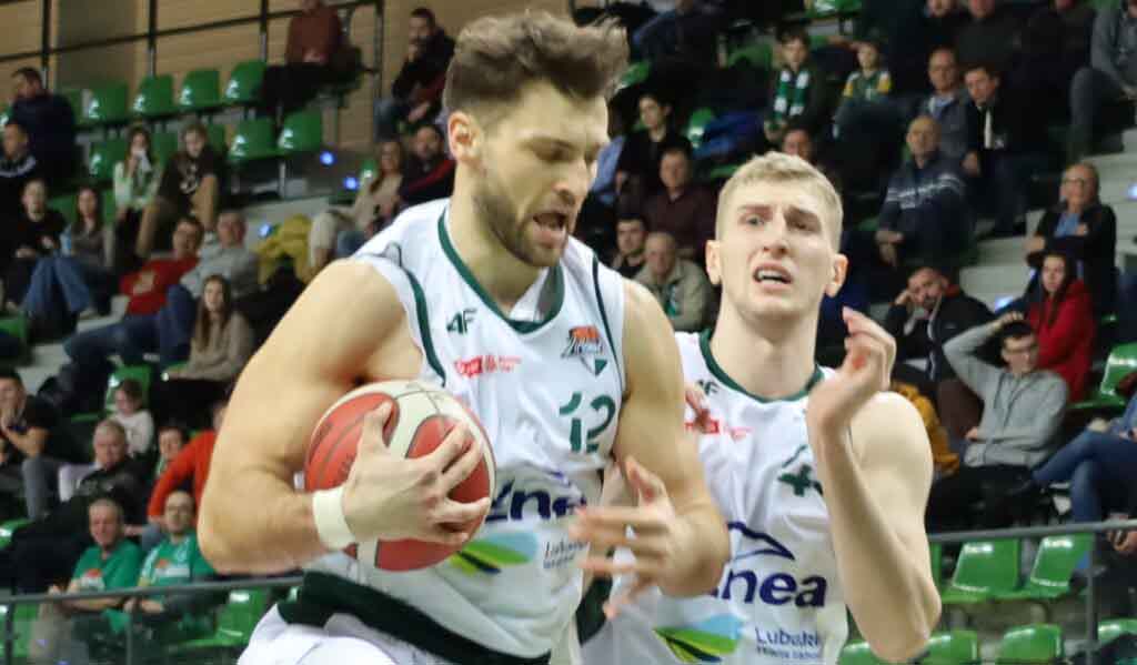 Dwaj mężczyźni, jeden trzyma piłkę