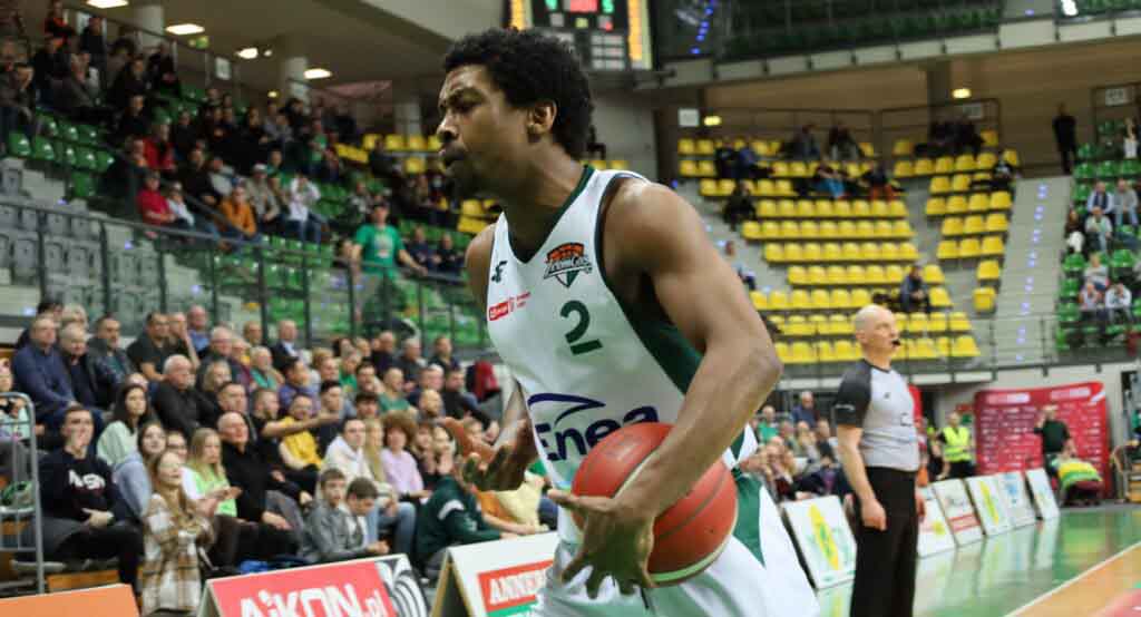 Mężczyzna z piłką do koszykówki