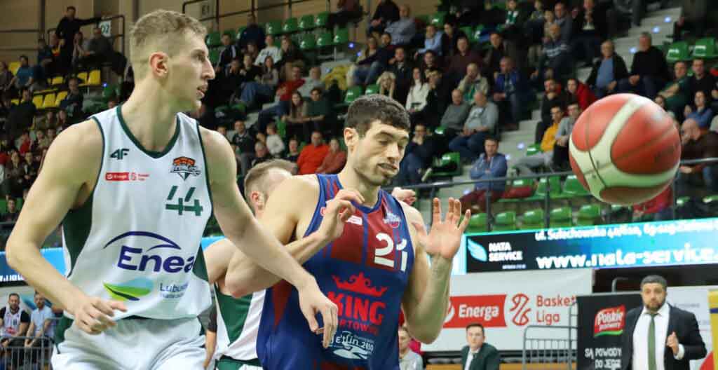 Dwaj mężczyźni, którym ucieka piłka