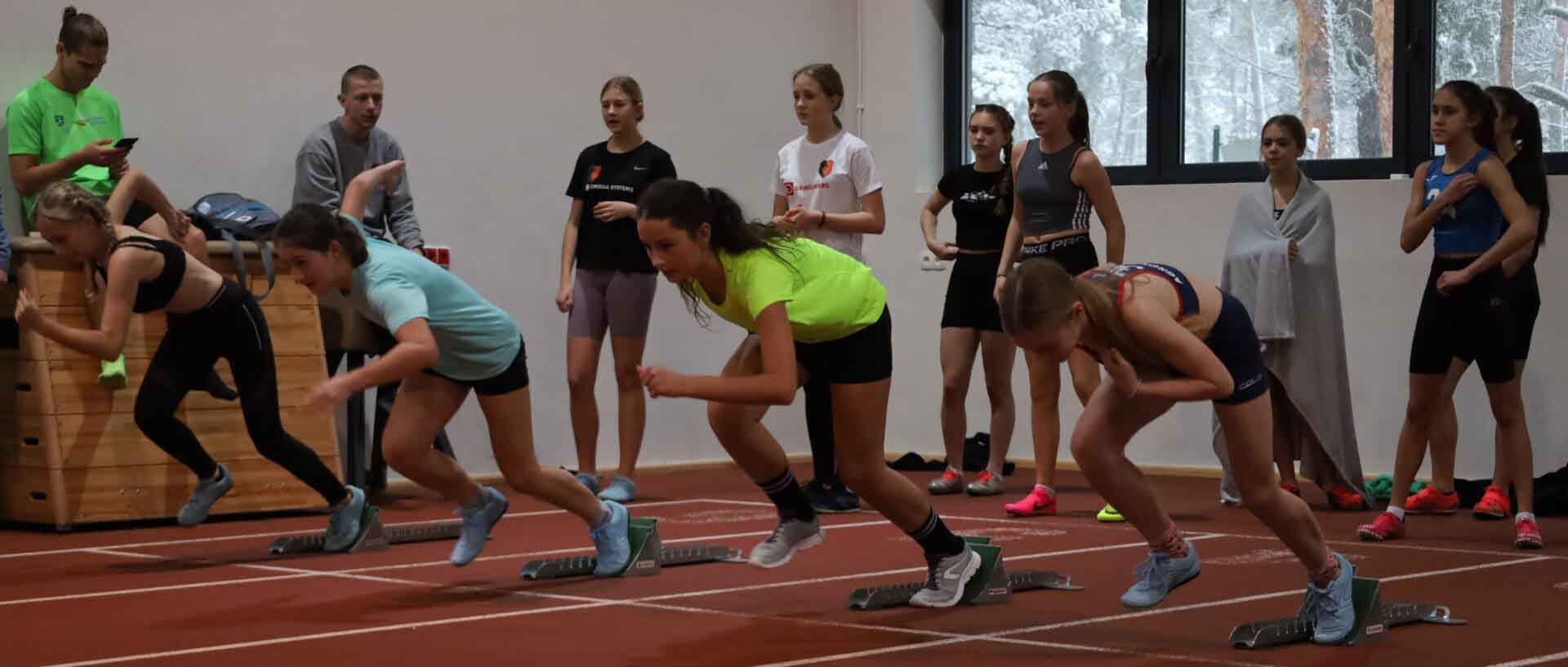 Cztery dziewczynki startujące w biegu  Halowy mityng w Zielonej Górze i rekord Polski którego nikt nie uzna ZDJĘCIA