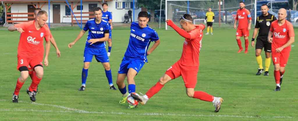 Dziesięciu mężczyzn na boisku