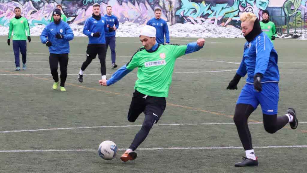 Dziewięciu mężczyzn na boisku