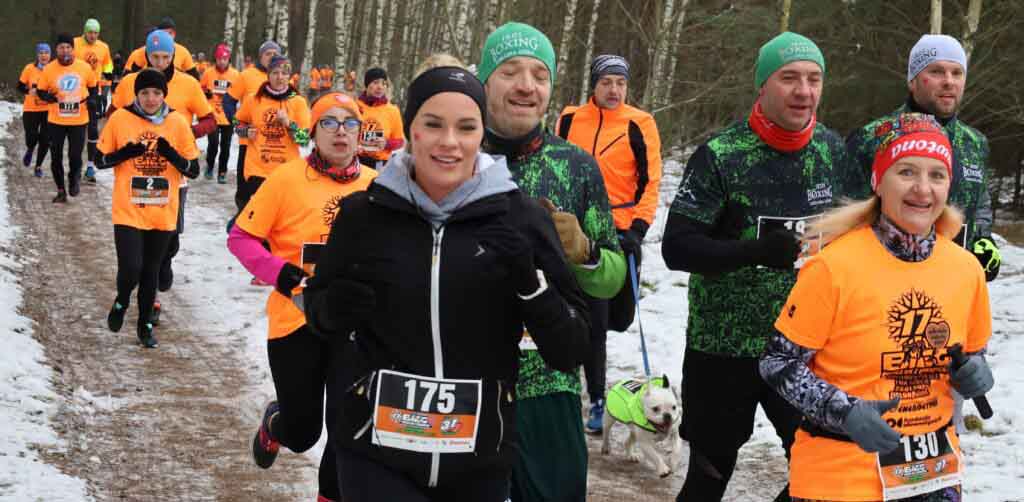 Grupa biegnących ludzi