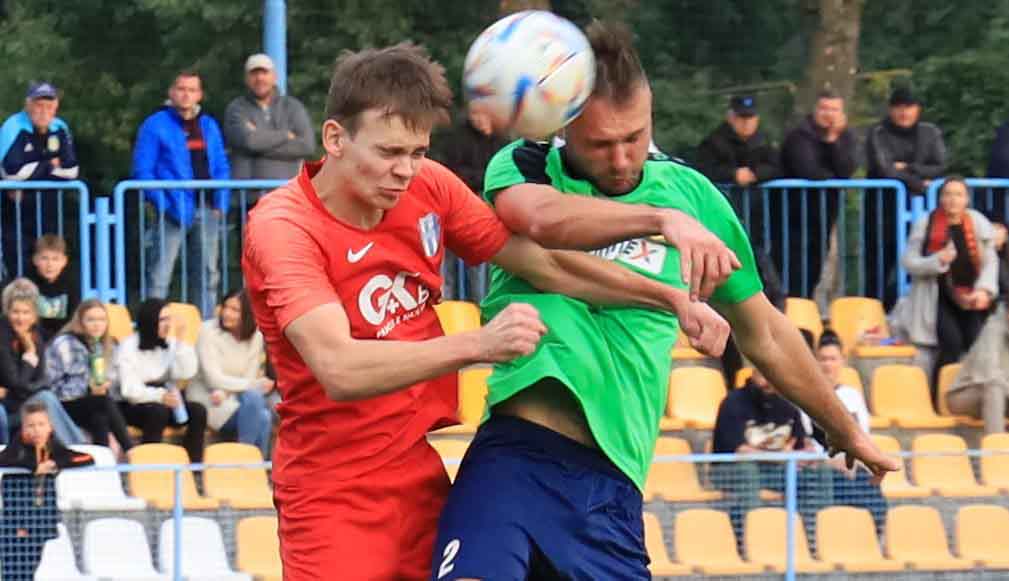 Dwóch mężczyzn stara się odbić piłkę głową