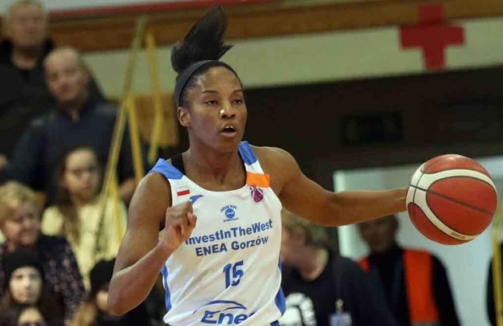 Koszykarki z Gorzowa bezradne bez swojej liderki. Przegrały 22 punktami Kobieta z piłką do koszykówki