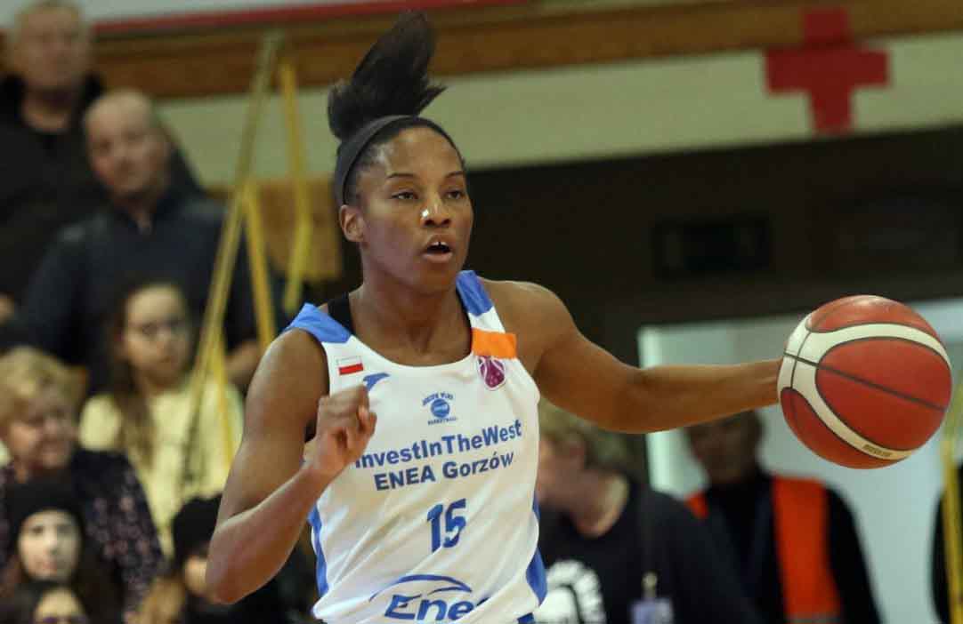 Kobieta z piłką do koszykówki  Koszykarki z Gorzowa bezradne bez swojej liderki Przegrały 22 punktami