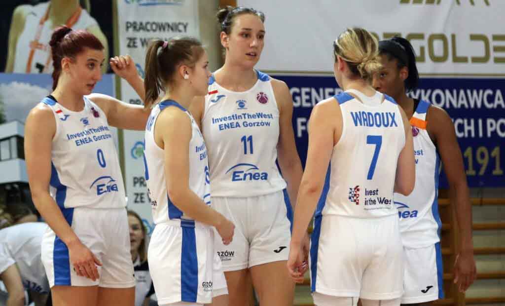 Pięć kobiet w sportowych strojach