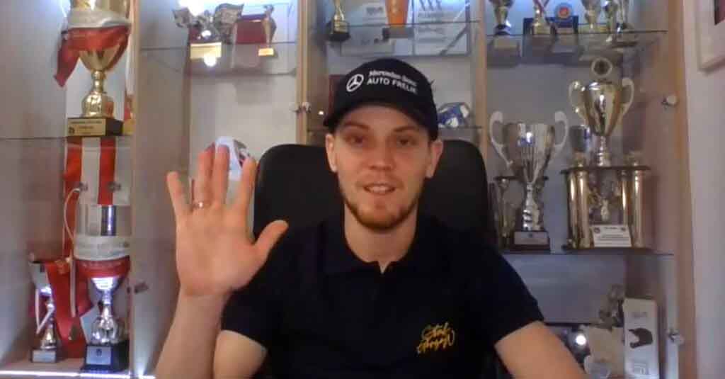 Mężczyzna w czapce z daszkiem, z uniesioną dłonią