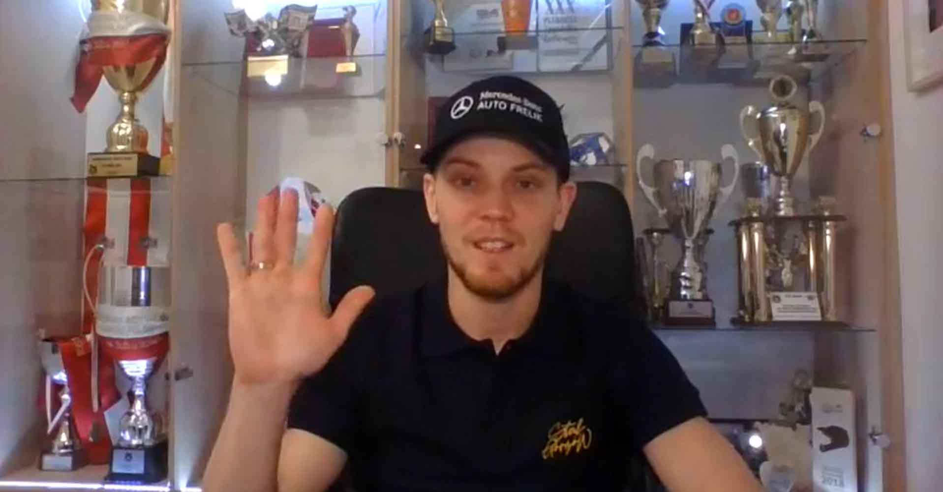 Mężczyzna w czapce z daszkiem z uniesioną dłonią  Szymon Woźniak czatował z kibicami Czy będzie kapitanem Stali Gorzów