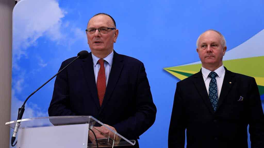 Od lewej" wicemarszałek Stanisław Tomczyszyn, radny województwa Zbigniew Kołodziej.