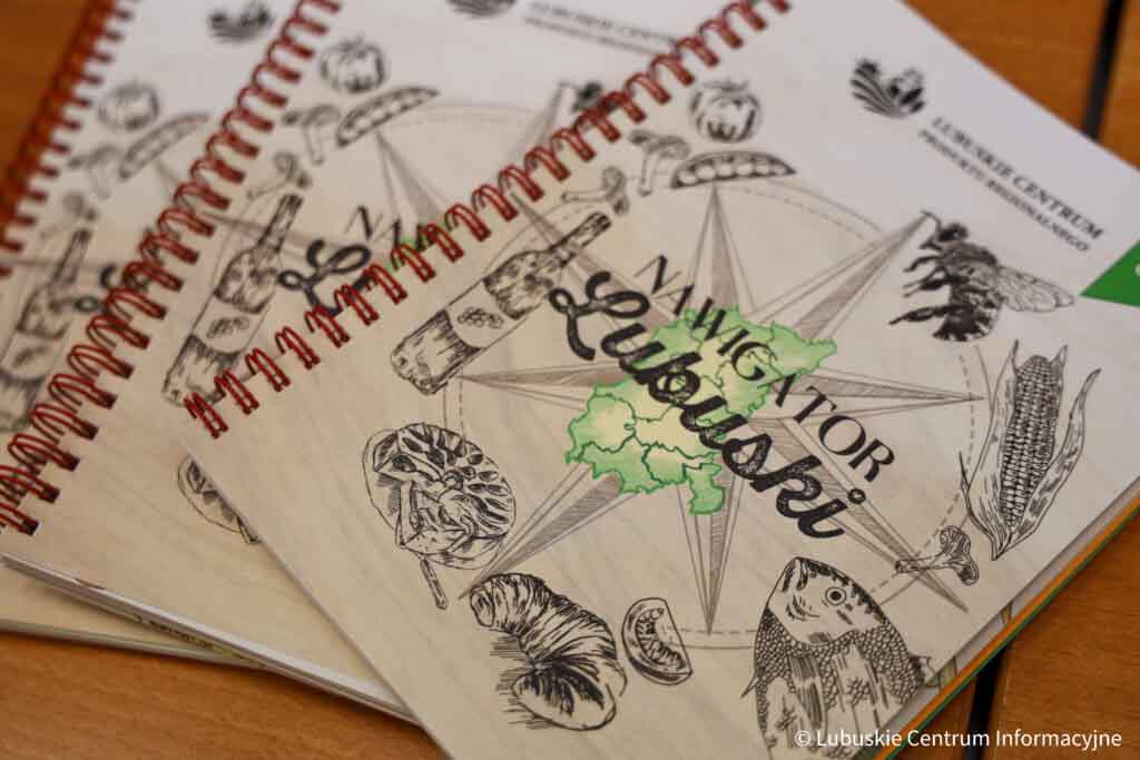 Na zdjęciu papierowa wersja przewodnika "Nawigator Lubuski".