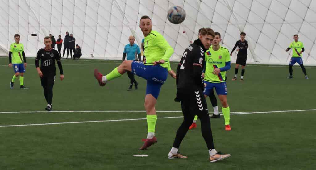 Dziewięciu mężczyzn na boisku