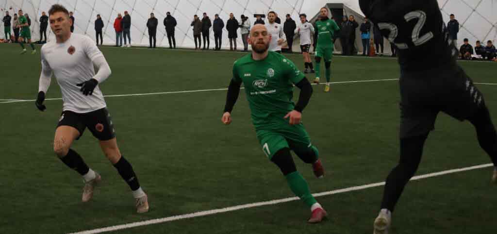 Siedmiu mężczyzn na boisku