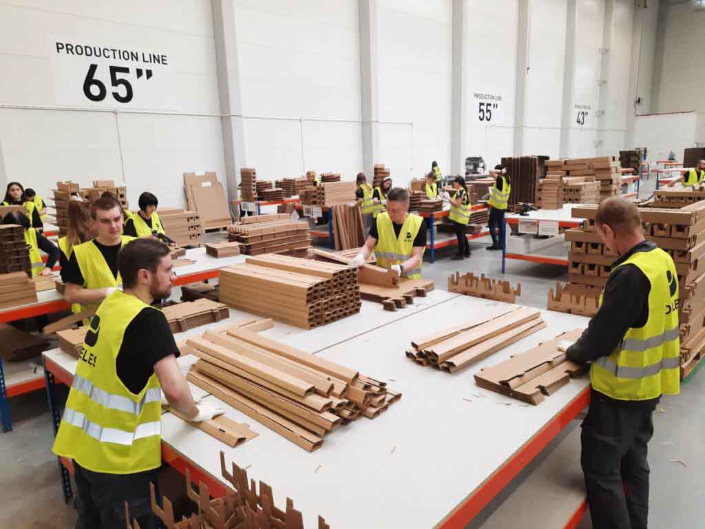 ludzie siedzą przy biurku