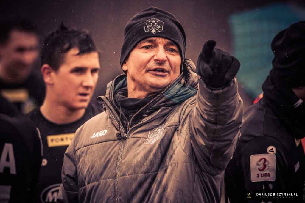 Mężczyzna wskazujący na coś palcem