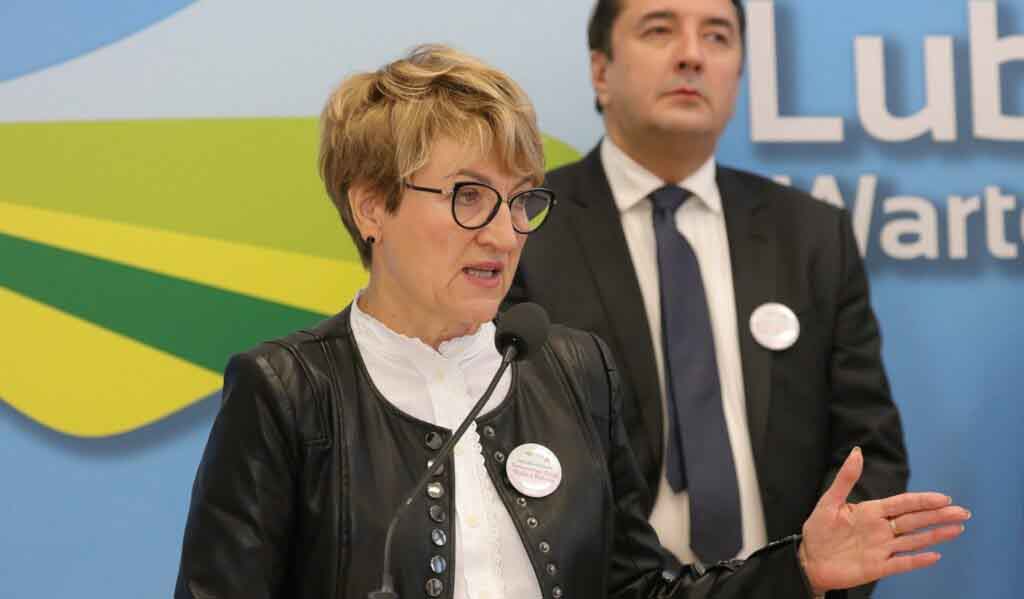 Gestykulująca kobieta i mężczyzna