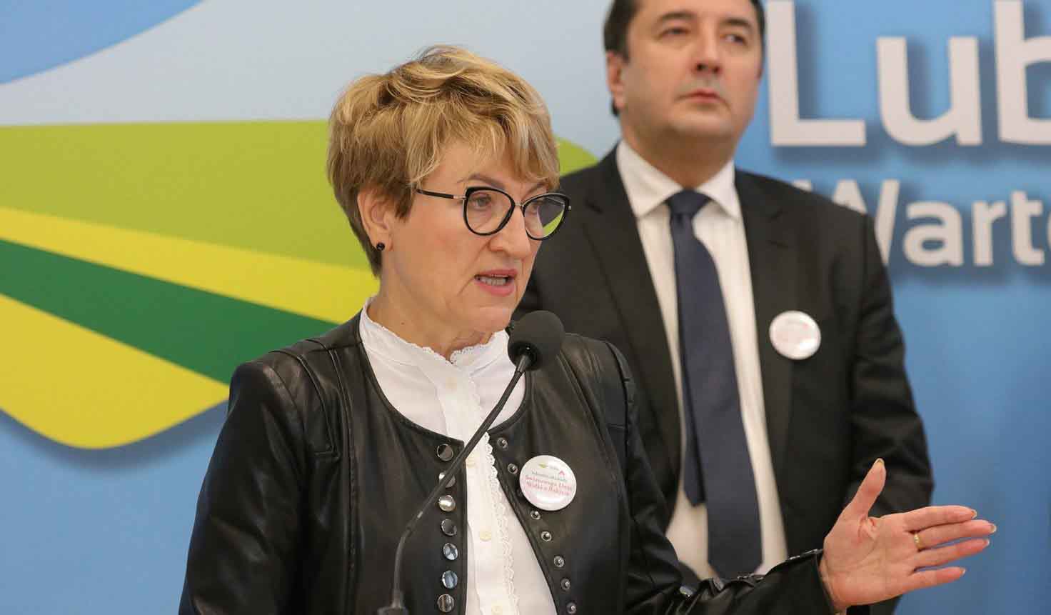 Gestykulująca kobieta i mężczyzna  Światowy Dzień Walki z Rakiem W jakiej kondycji jest lubuska onkologia WIDEO