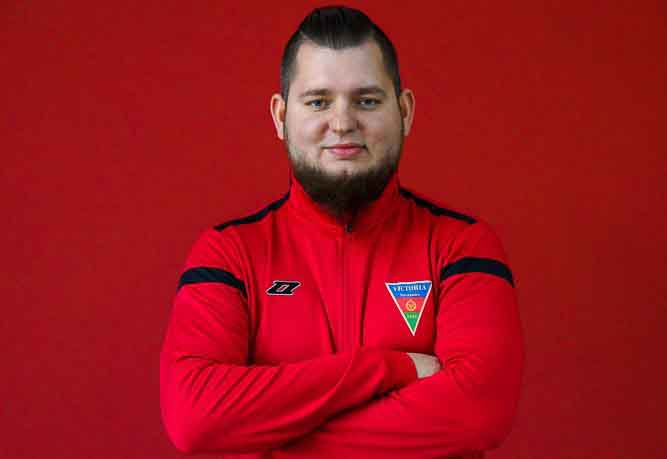 Mężczyzna w sportowej bluzie