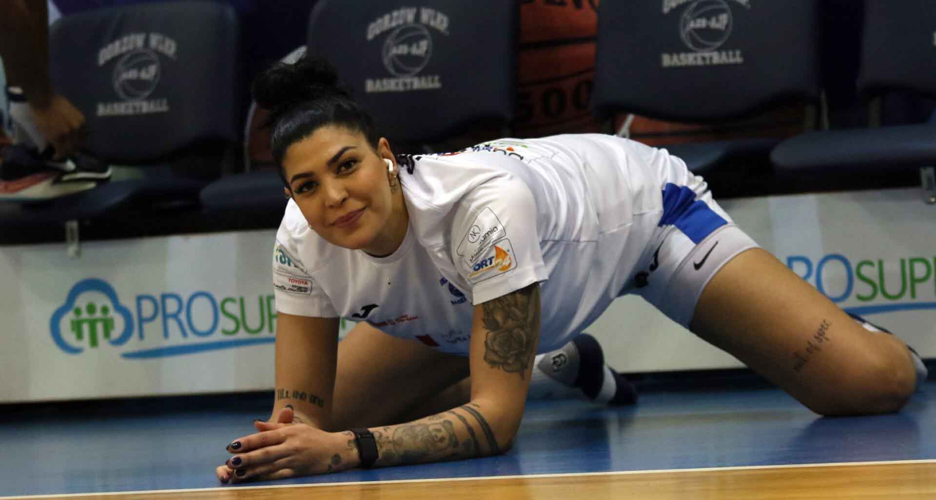 Uśmiechnięta kobieta rozciągająca się na parkiecie  Koszykarki z Gorzowa w finale Pucharu Polski Rywalki z Lublina rozbite