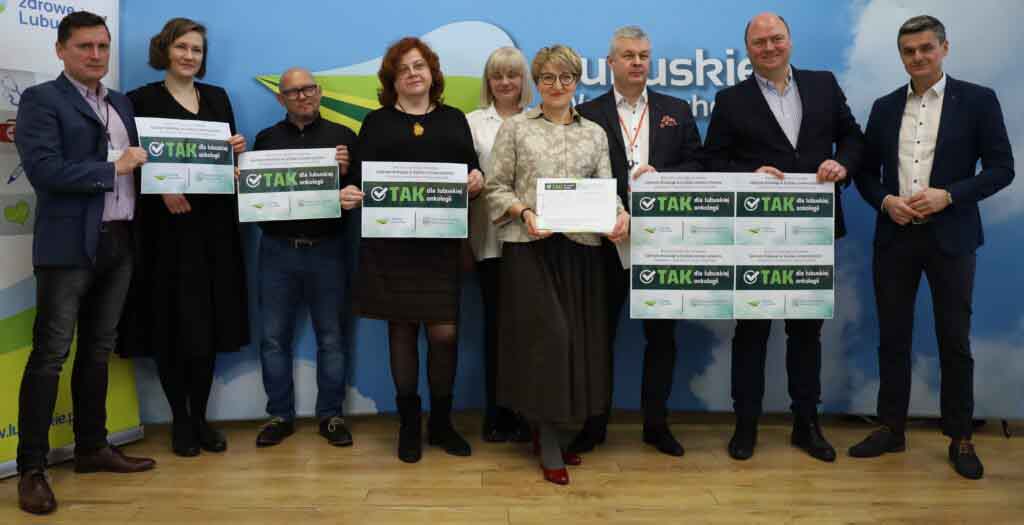 Dziewięć osób z banerami "Tak dla lubuskiej onkologii"