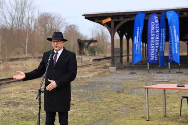 IMG_0089 Janusz Dudojć, burmistrz Lubska. W tle opuszczony peron dworca kolejowego.