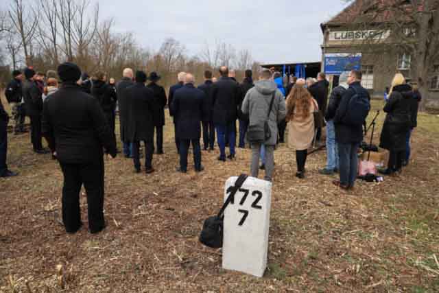 IMG_0122 Konferencja prasowa na dworcu kolejowym w Lubsku. Na pierwszym planie słupek kilometrowy linii 275 z oznaczeniem 172,2 km.