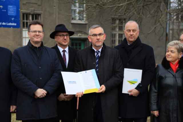 IMG_0172 Pamiątkowe zdjęcie. Andrzej Bittel, sekretarz stanu w Ministerstwie Infrastruktury i pełnomocnik rządu ds. przeciwdziałania wykluczeniu komunikacyjnemu, Janusz Dudojć, burmistrz Lubska, Mirosław Skubiszyński, członek zarządu spółki PKP Polskie Linie Kolejowe, Marcin Jabłoński, członek zarządu województwa lubuskiego, Anna Chinalska, radna sejmiku województwa lubuskiego