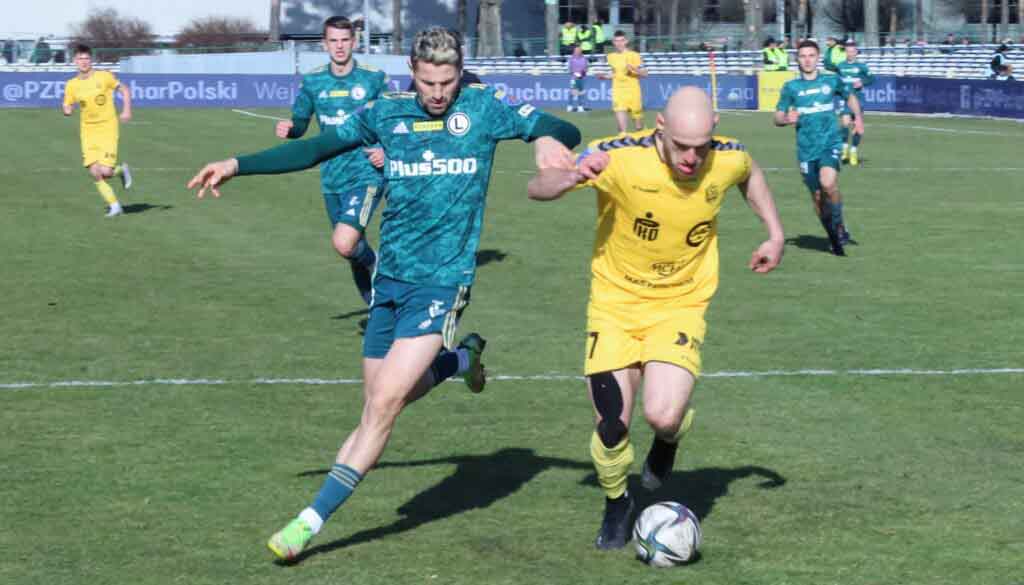 Siedmiu mężczyzn na boisku