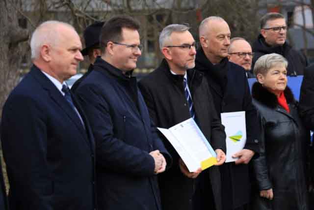 IMG_0178 Pamiątkowe zdjęcie. W centralnej części Mirosław Skubiszyński, członek zarządu PKP PLK oraz Marcin Jabłoński, członek zarządu województwa lubuskiego.