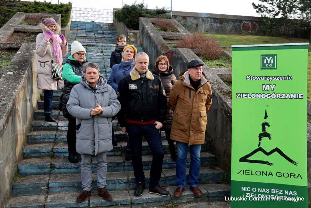 Konferencja prasowa na schodach prowadzących do zielonogórskiego amfiteatru.