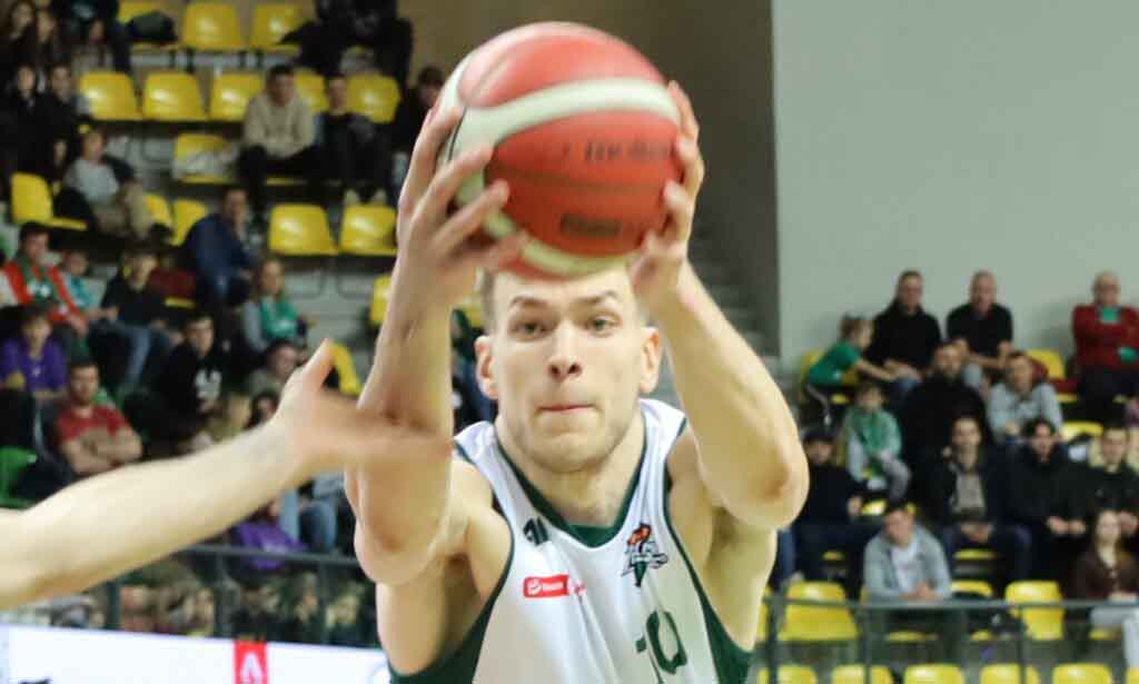 Zastal Zielona Góra szaleje. Setka pękła z hukiem! Zastal Zielona Góra szaleje. Setka pękła z hukiem! Mężczyzna z piłką do koszykówki