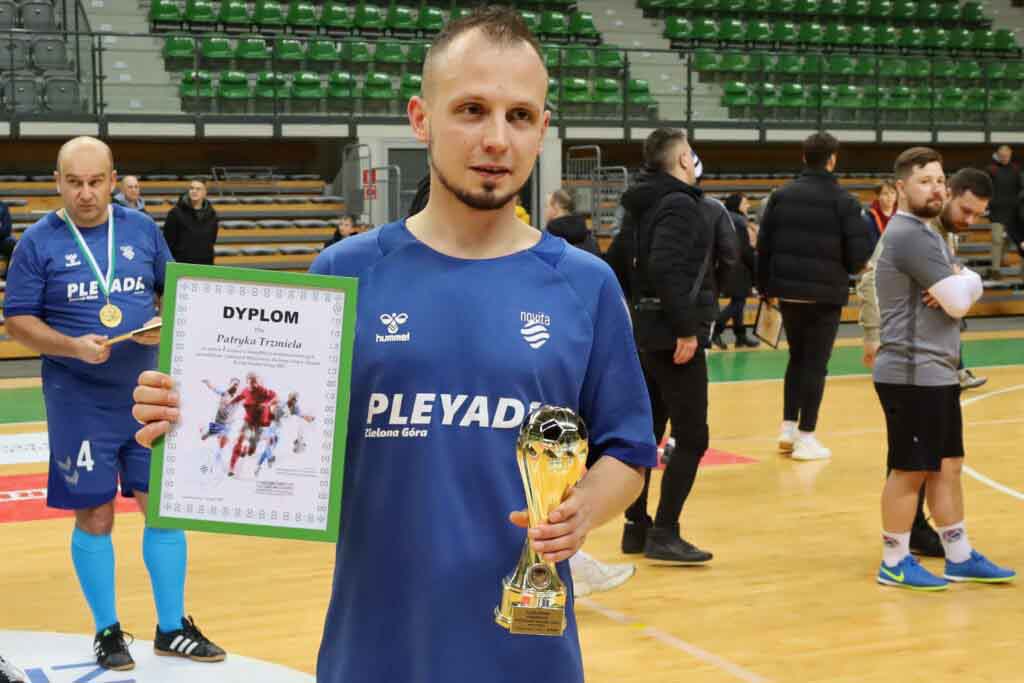 Patryk Trzmiel: Ostrzymy noże i będziemy robić wszystko, żeby wygrać ligę (ROZMOWA) Mężczyzna z pucharem i dyplomem