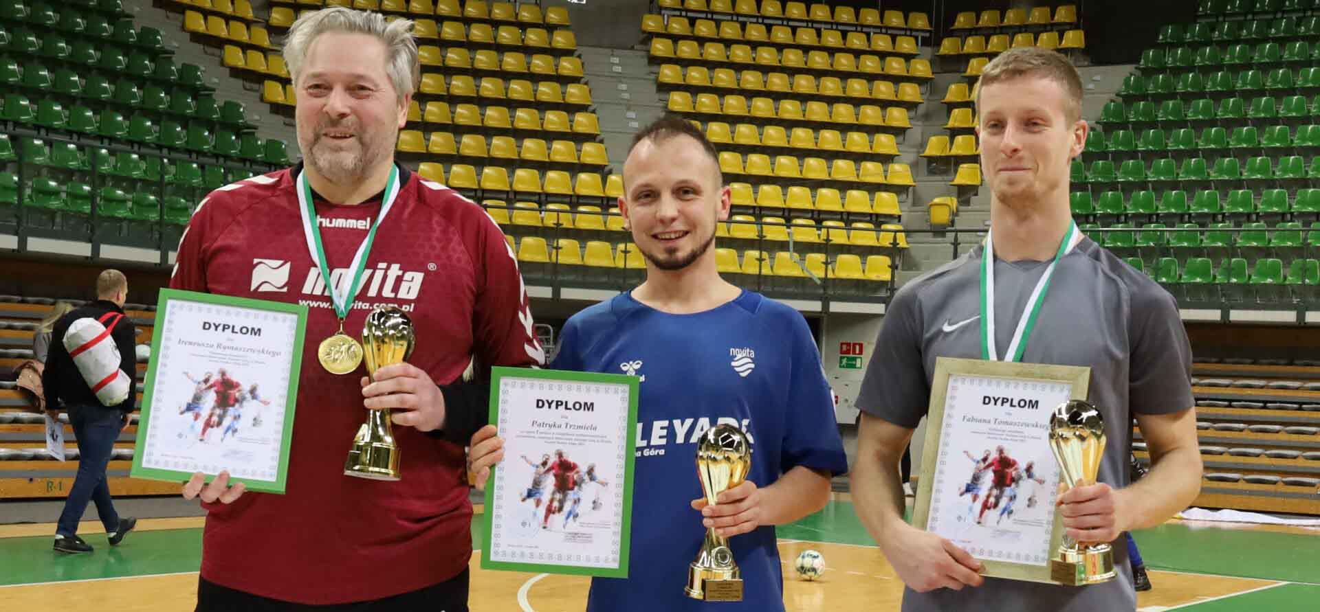 IMG_4300 Trzej mężczyźni z pucharami i dyplomami Puchar Zimy w Zielonej Górze Mistrza poznaliśmy po rzutach karnych DUŻO ZDJĘĆ