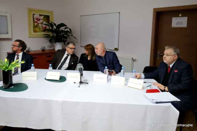 IMG_4404 Prezentacja wyników badań projektu „Humanizacja procesu leczenia i komunikacja kliniczna pomiędzy pacjentem a personelem medycznym przed i w czasie pandemii COVID-19”