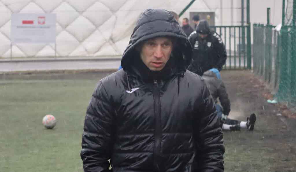 Mężczyzna w kurtce z kapturem