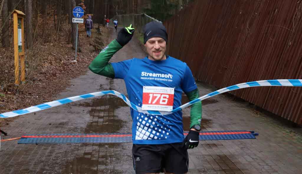 Mężczyzna wbiegający na metę