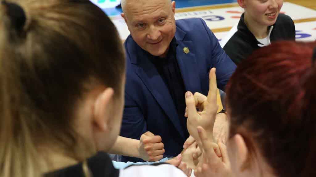 Uśmiechnięty mężczyzna w marynarce