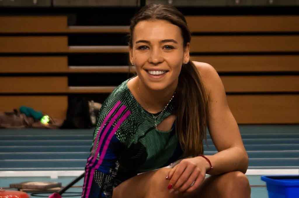 Uśmiechnięta dziewczyna w sportowym stroju